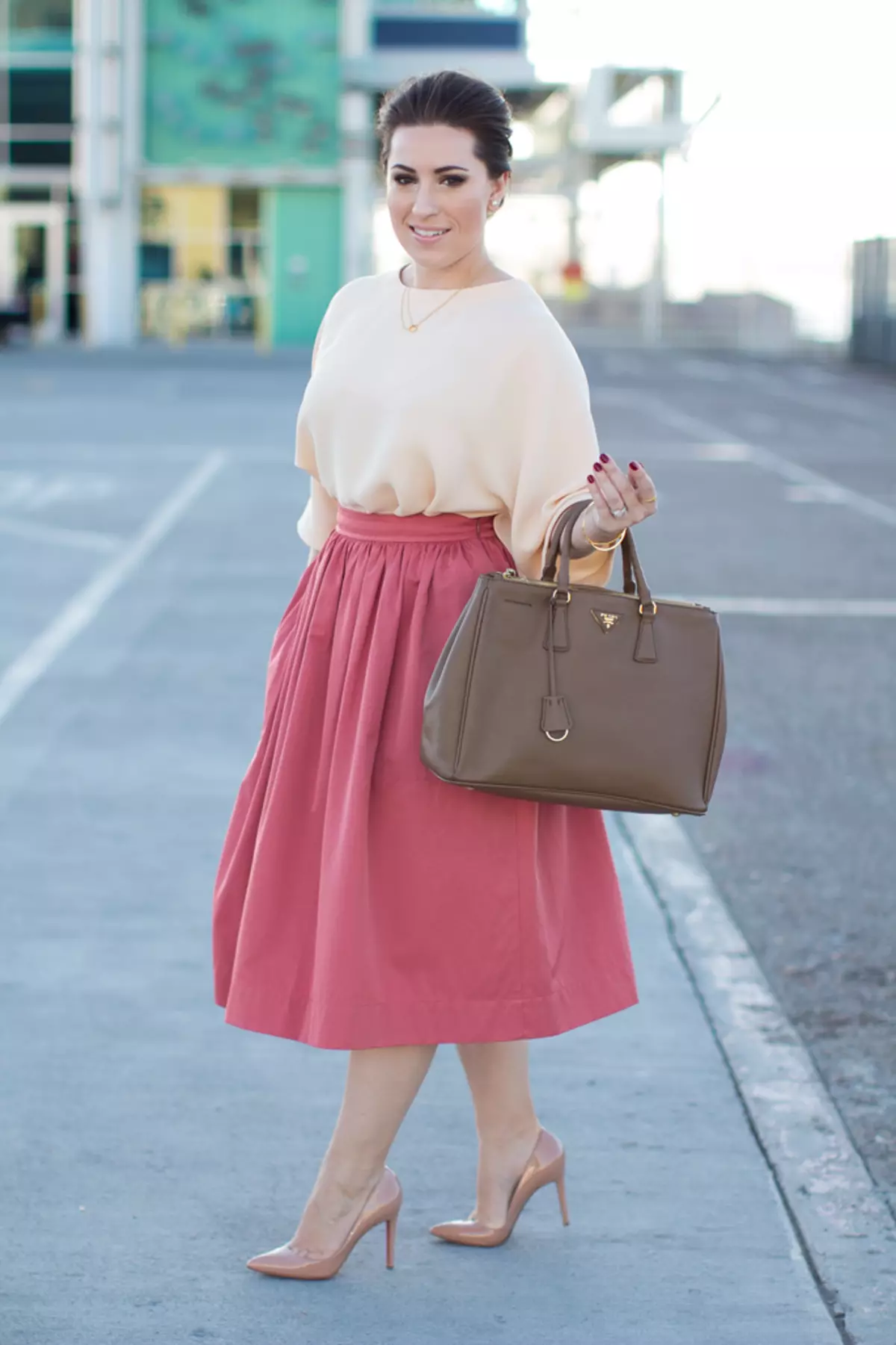 skirt merah jambu (150 foto): Apa yang memakai, panjang dan pendek, pensil dan matahari subur, lembut merah jambu merah jambu dan terang, dengan putih, hitam, panjang 14630_65