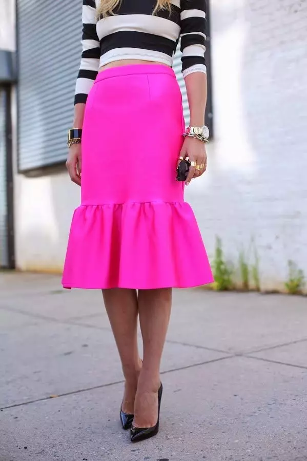 skirt merah jambu (150 foto): Apa yang memakai, panjang dan pendek, pensil dan matahari subur, lembut merah jambu merah jambu dan terang, dengan putih, hitam, panjang 14630_66