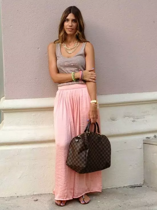 粉紅色的裙子（150張）：穿什麼，長而短，鉛筆和郁鬱蔥蔥的陽光，溫柔的粉紅色和亮粉色，白色，黑色，長 14630_75