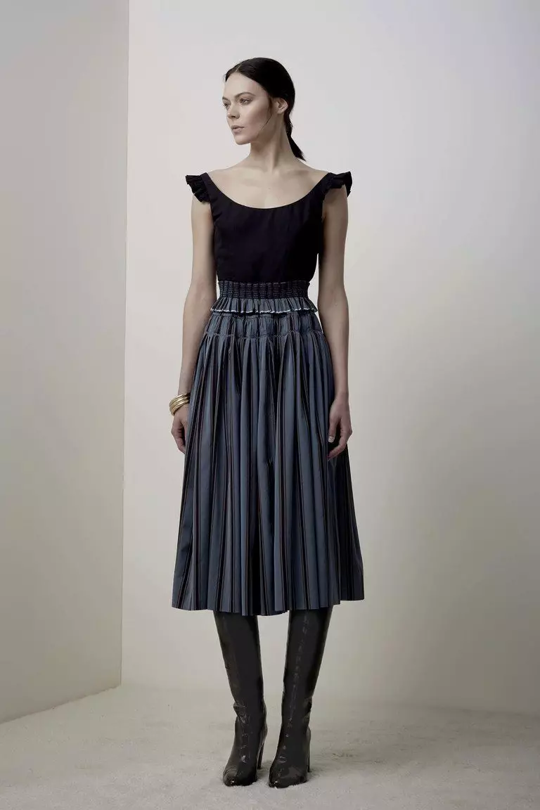 Midi sukně (118 fotek): Střední délky sukně ke kolenům a snižují s tím, co nosí, obrázky a módní trendy pro kolena, černé, bílé, červené, modré 14631_52