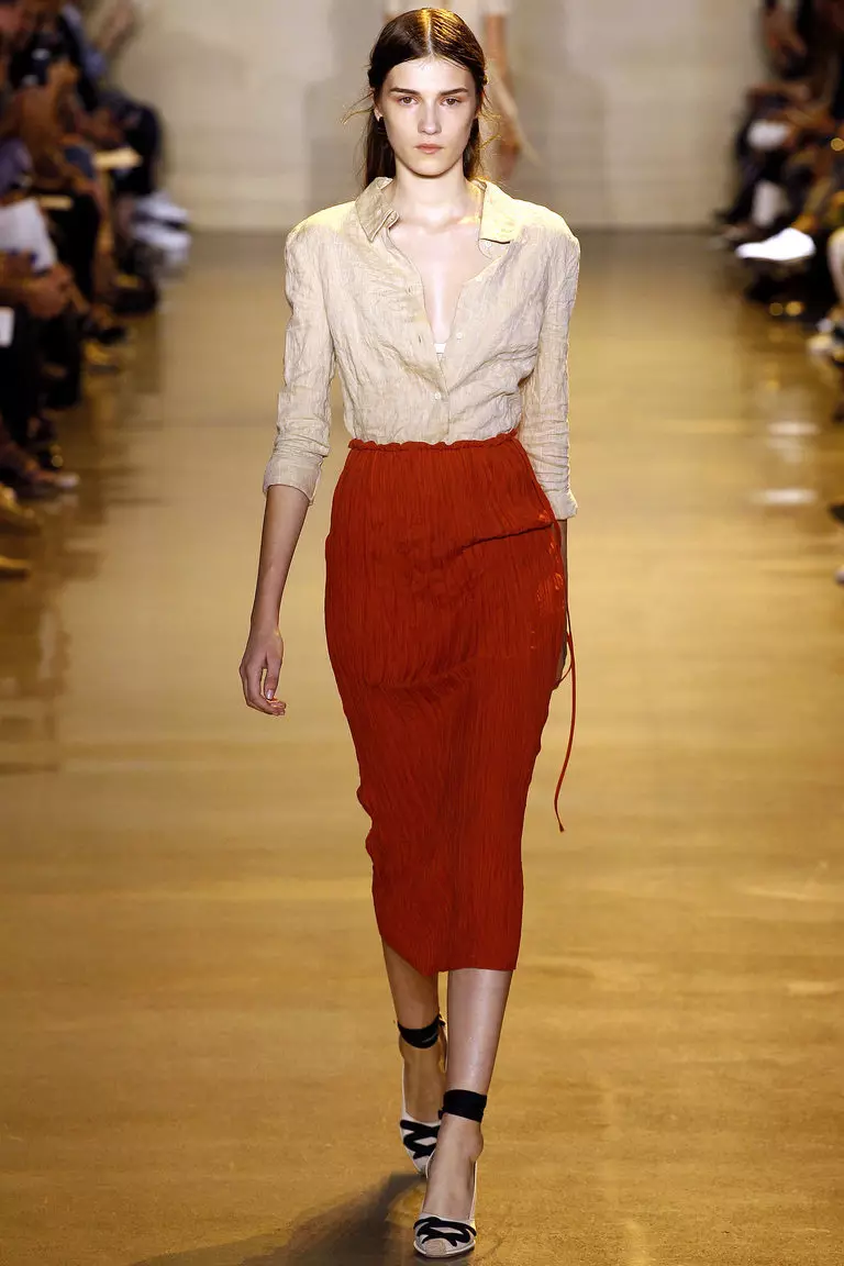 Midi Skirt (118 รูป): กระโปรงยาวกลางถึงเข่าและลดลงด้วยสิ่งที่สวมใส่ภาพและแนวโน้มแฟชั่นที่เข่าสีดำสีขาวสีแดงสีน้ำเงิน 14631_59