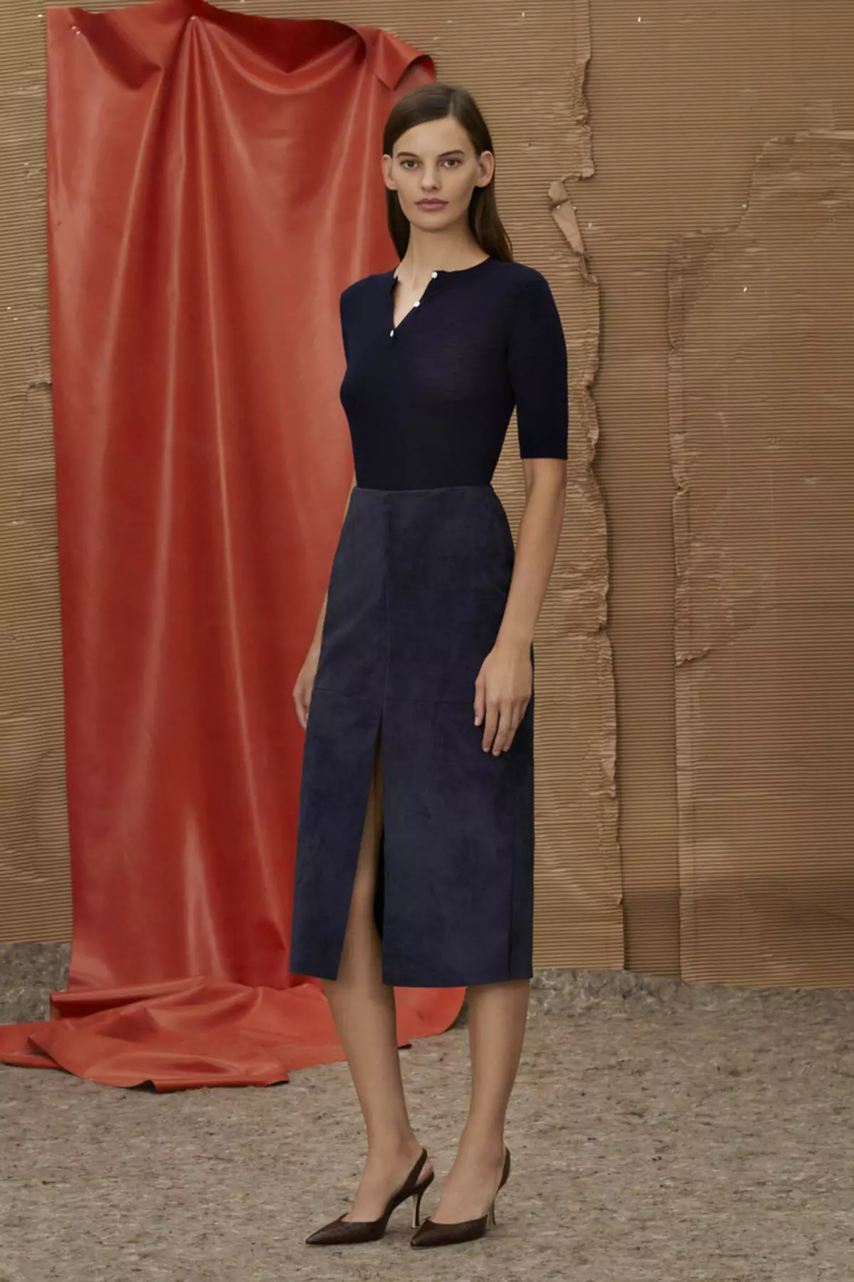 Midi sijonas (118 nuotraukos): vidutinio ilgio sijonai prie kelio ir mažesnis su tuo, kas dėvėti, vaizdai ir mados tendencijos kelio, juoda, balta, raudona, mėlyna 14631_63
