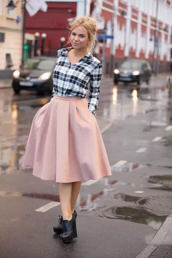 Midi skirt (118 photos): Middle-length skirts to the knee and lower with what wearing, images and fashionable trends to the knee, black, white, red, blue 14631_70