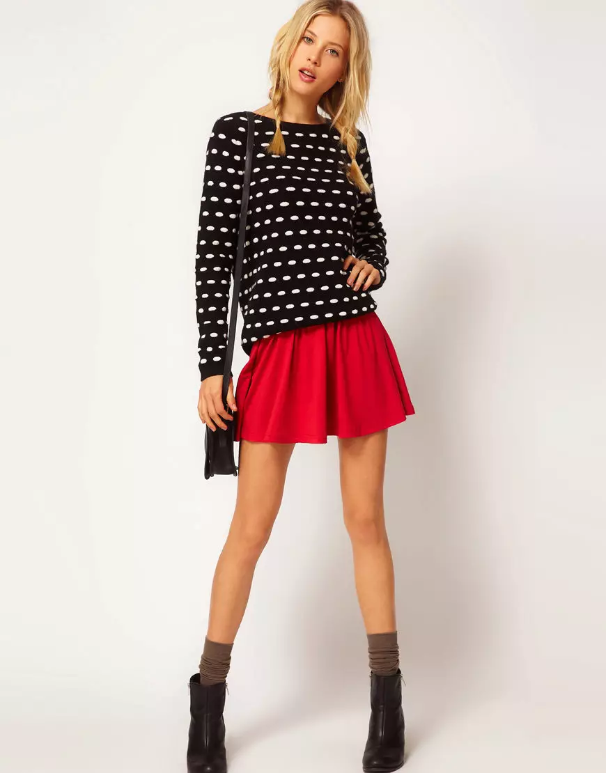 Korte nederdele (133 billeder): Hvad er iført, stilarter, frodige, med høj talje, hvid, sort, rød 14632_131