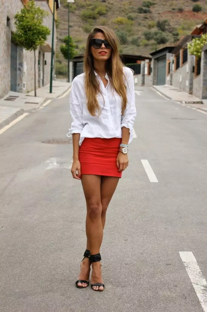 Korte nederdele (133 billeder): Hvad er iført, stilarter, frodige, med høj talje, hvid, sort, rød 14632_56