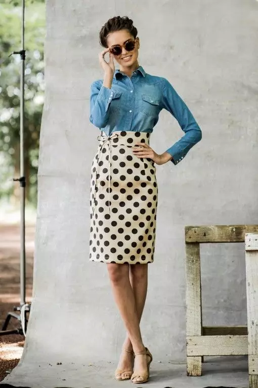 Peas Skirts (58 foto): Apa yang harus dipakai rok dalam kacang polong, panjang dan pendek, putih, hitam, biru, merah dan kuning 14642_18