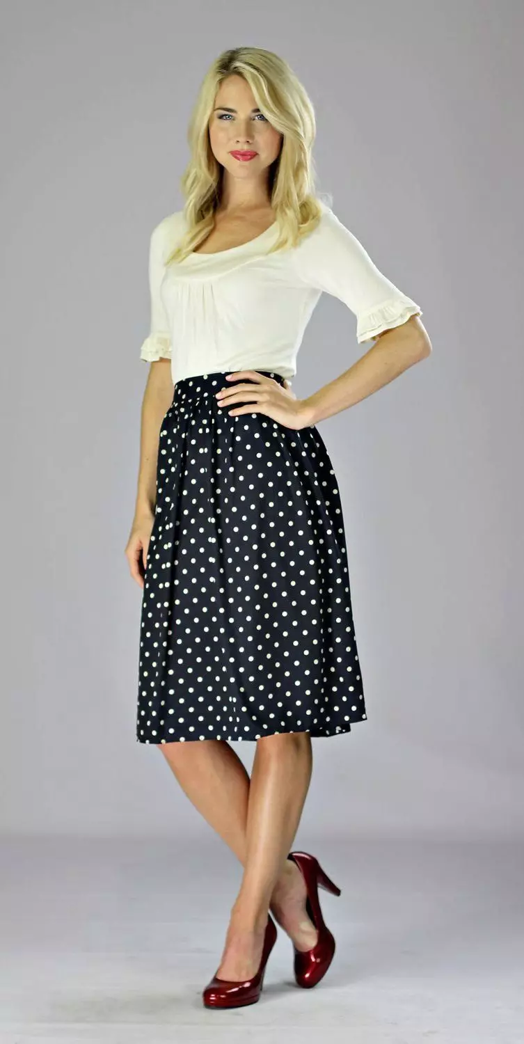 Peas Skirts (58 foto): Apa yang harus dipakai rok dalam kacang polong, panjang dan pendek, putih, hitam, biru, merah dan kuning 14642_22