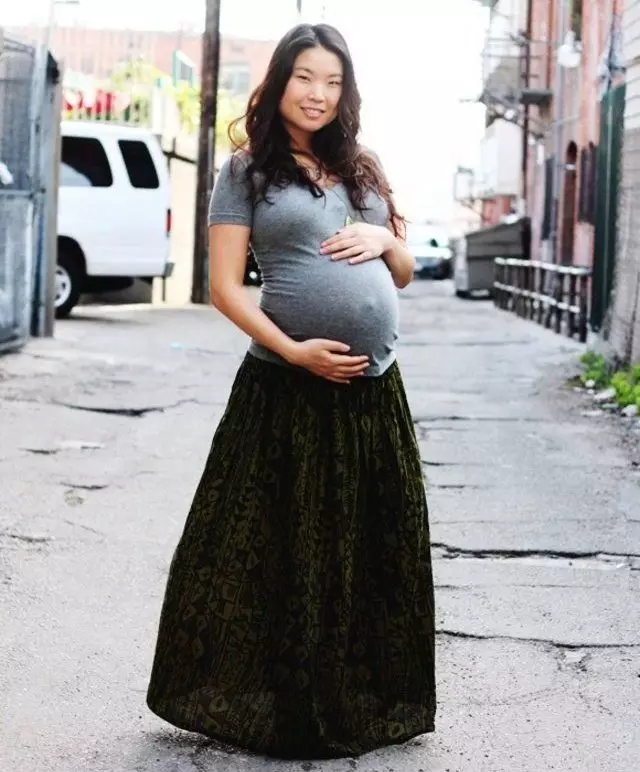 Saias para mulheres grávidas (48 fotos): modelos de denim e verão, longo no chão e curto, lápis, em um elástico 14643_26