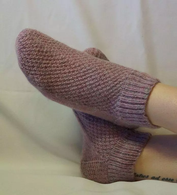 Kaos kaki cekak (52 foto): Apa jeneng model rajutan putih wanita, ing endi golek kaos kaki kanthi rega murah 1465_25