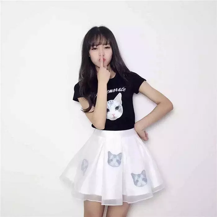 White Mini ongera skirt skirt ihuza na black hejuru