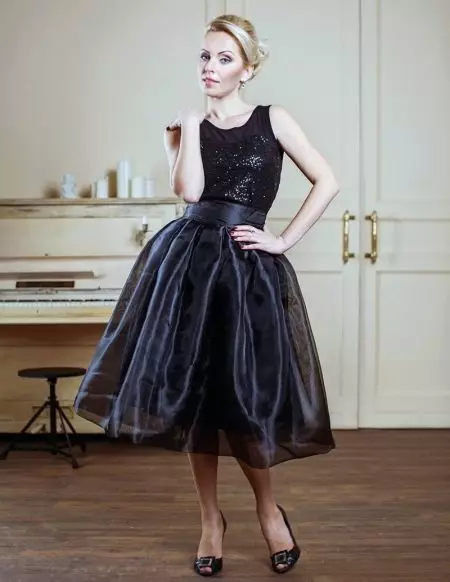 Црна сукња звона из органзе у комбинацији са црним врхом