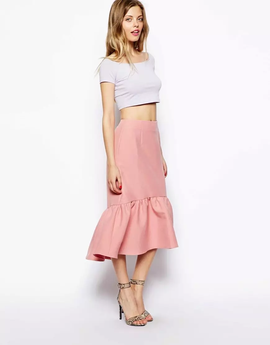 腰を持つ非対称ピンクのスカート