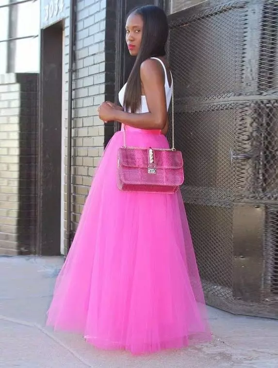 ピンクの多層ロングスカート