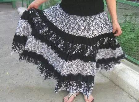 Multilayer kjol med en coquette för full