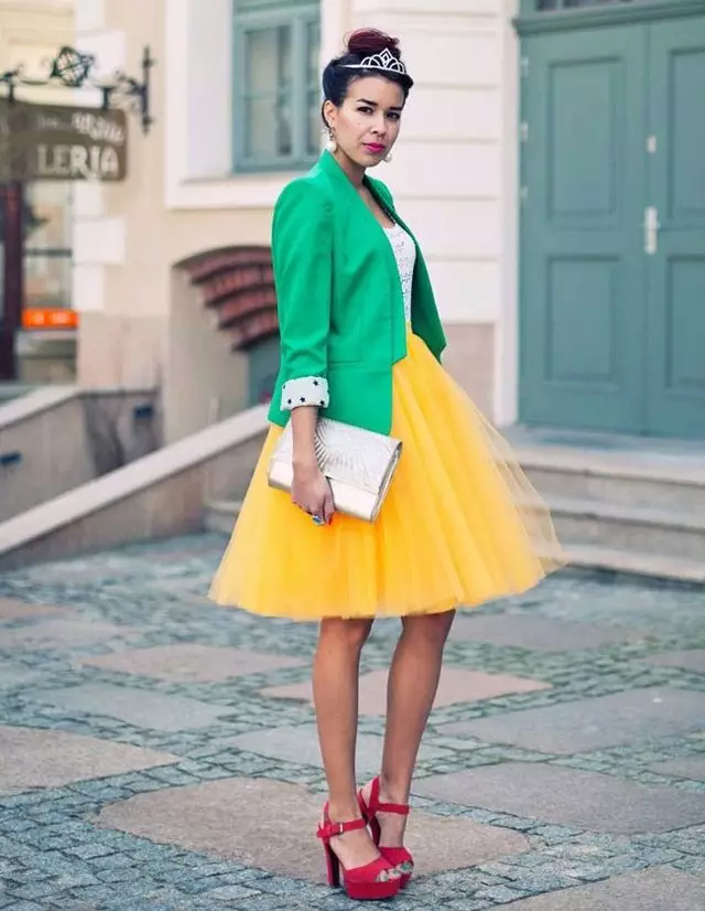 Многослойна жълта пола в комбинация със сако