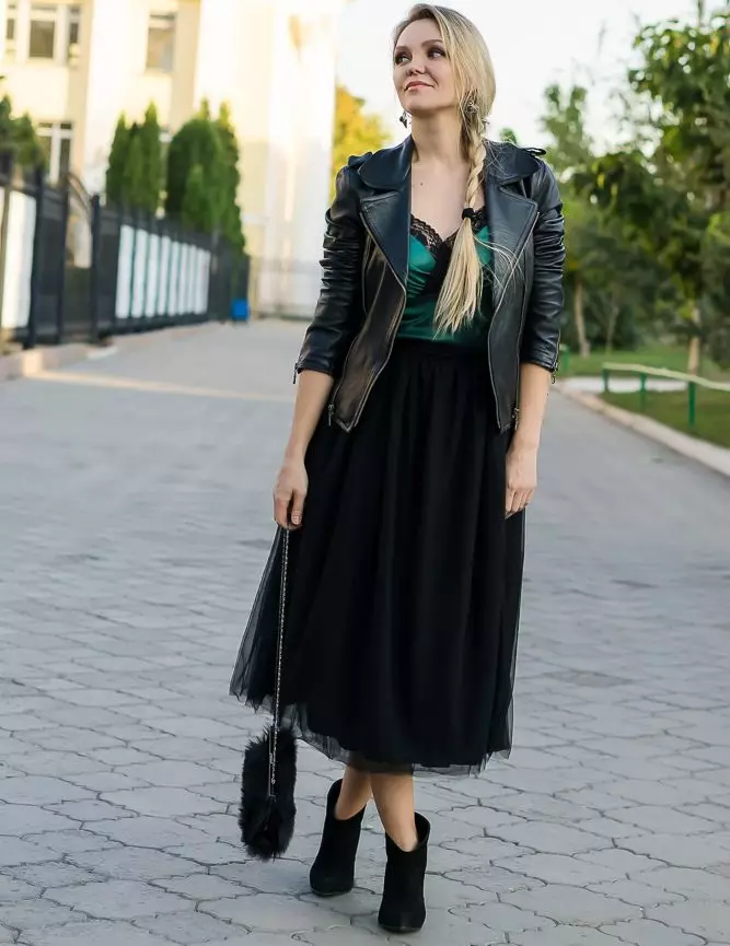 Duga višeslojna crna suknja u kombinaciji s jaknom