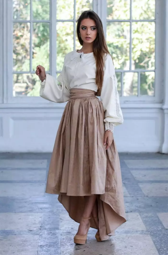 Skirt dengan gelung dan baju putih