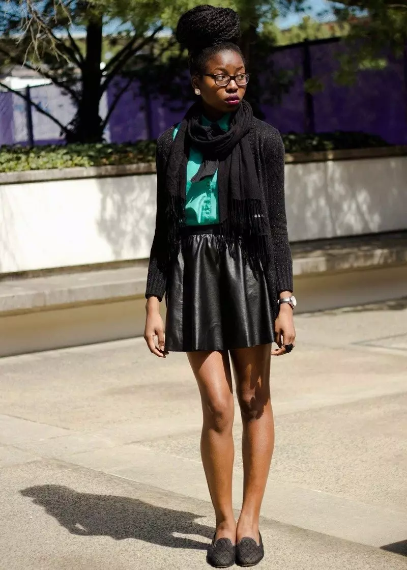 Kožená sukňa Slnko v kombinácii topánok s nízkou pätou