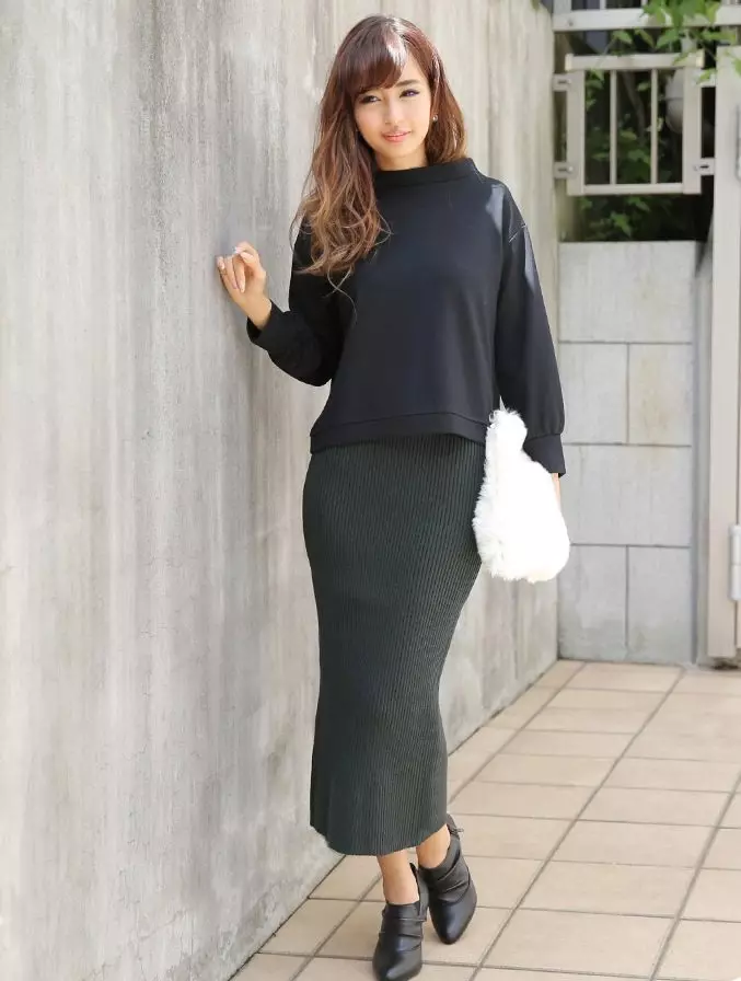 Dlhá ceruzková sukňa v kombinácii s nízkymi podpätkovými topánkami
