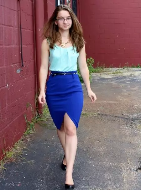 Svijetlo plava suknja za olovke u kombinaciji s tirkiznim vrhom