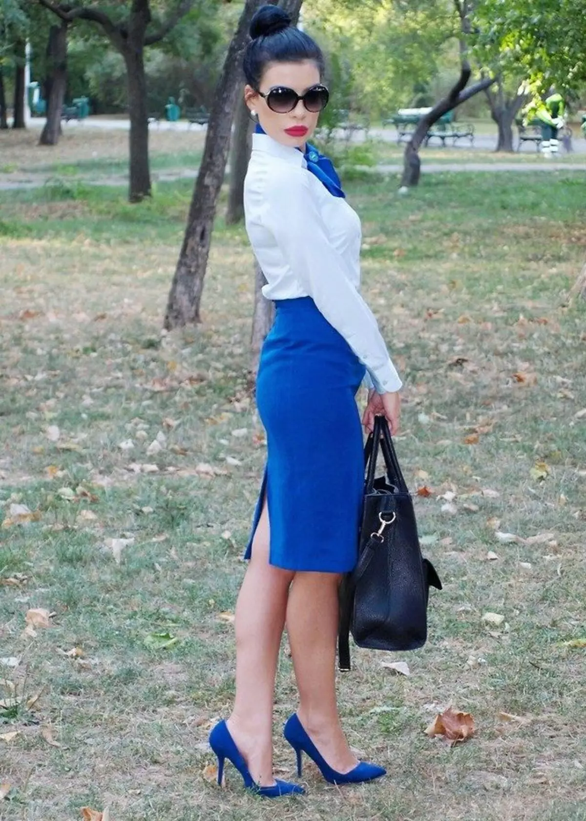 Niebieska spódnica ołówkowa w połączeniu z białą koszulą