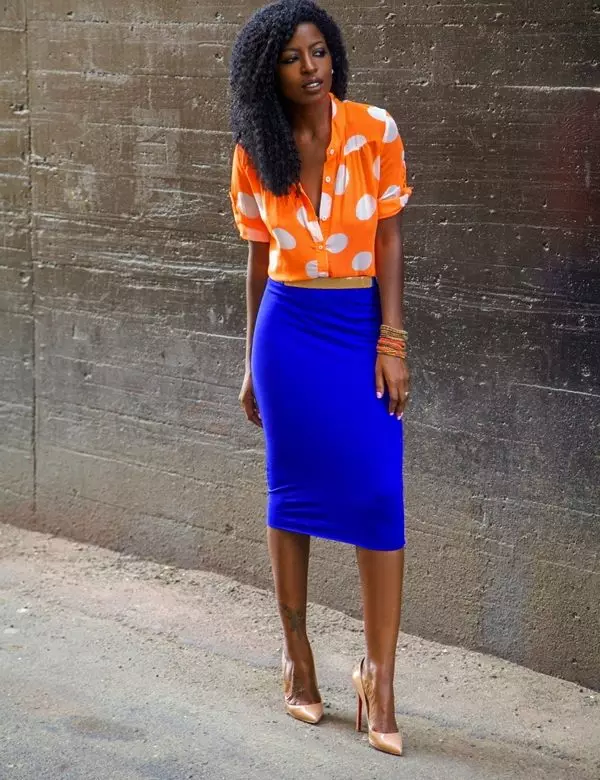 藍色鉛筆裙子與橙色女襯衫的組合