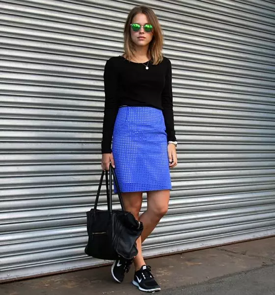 Blå Pencil nederdel i en kombination med sneakers - Casual Image