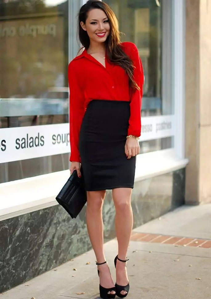 Crna olovka suknje s jarko crvenu majicu