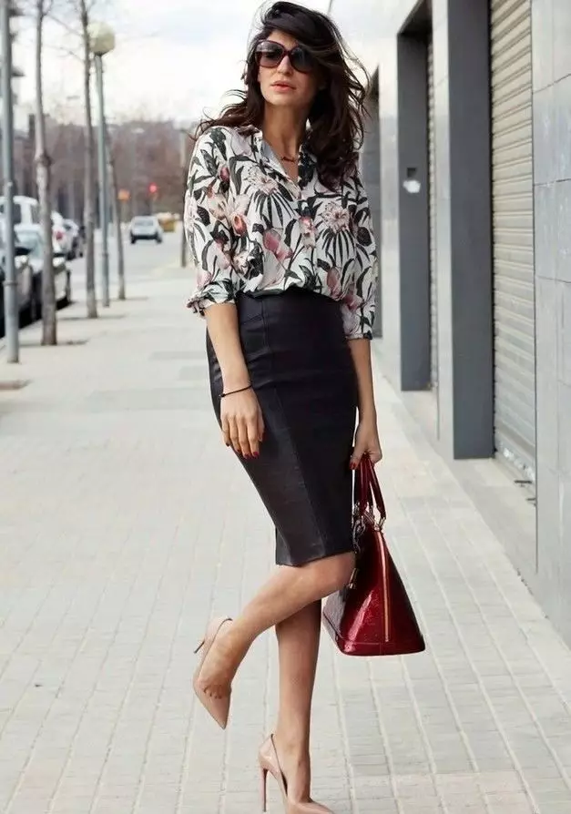 Black Pencil пола в комбинация с шифон блуза с малък ярък печат