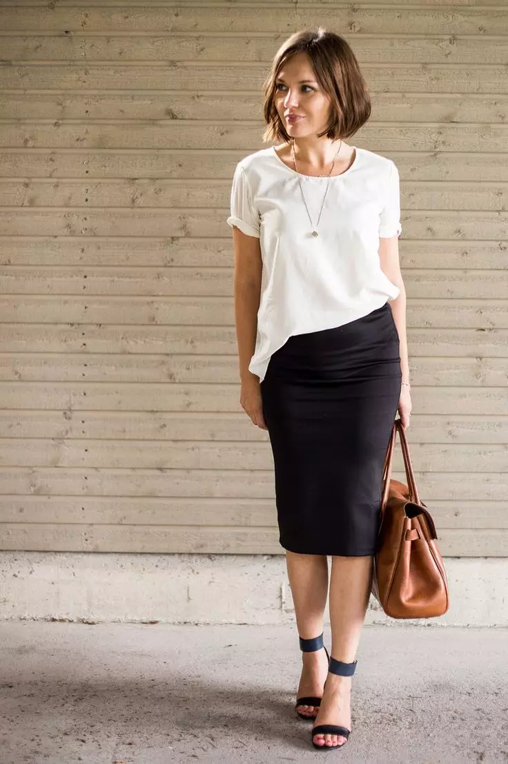 Черна молив пола в комбинация с бяла блуза