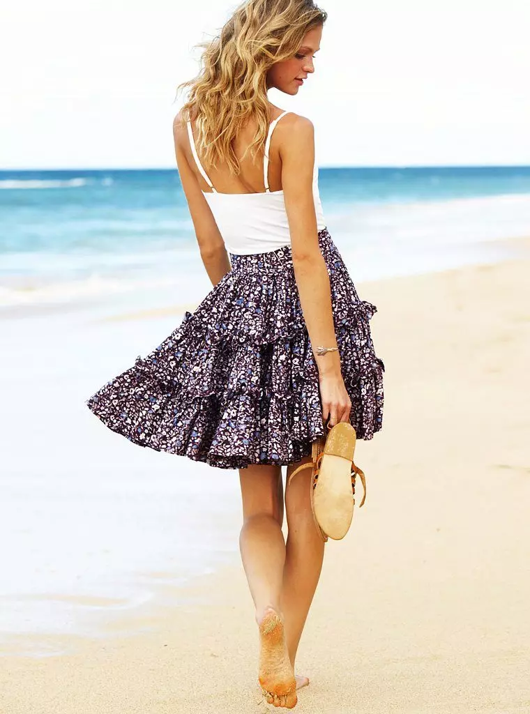आंठों के साथ ग्रीष्मकालीन स्कर्ट