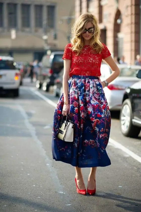 Skirt Bell below the knee with a floral print