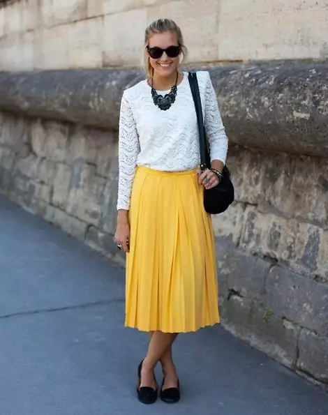 Κίτρινη φούστα κάτω από το γόνατο σε ένα συνδυασμό με μια λευκή μπλούζα