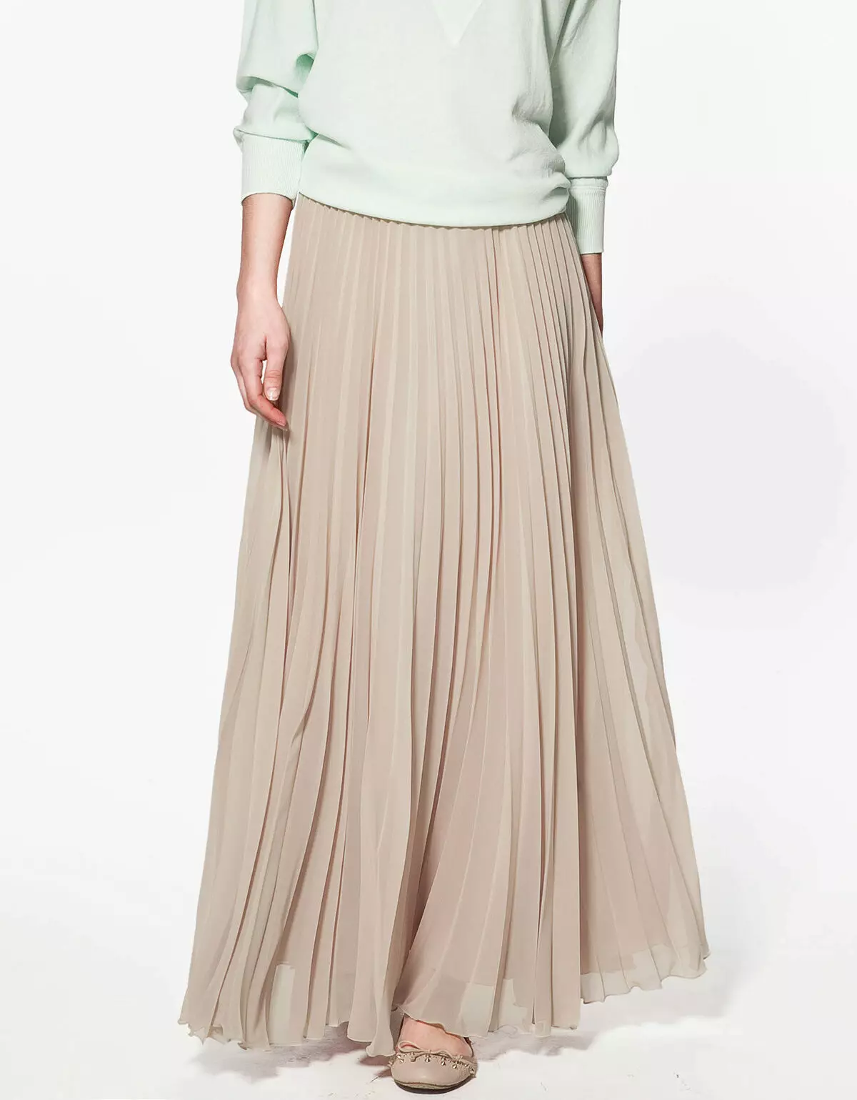 Beige skiffon skirt.