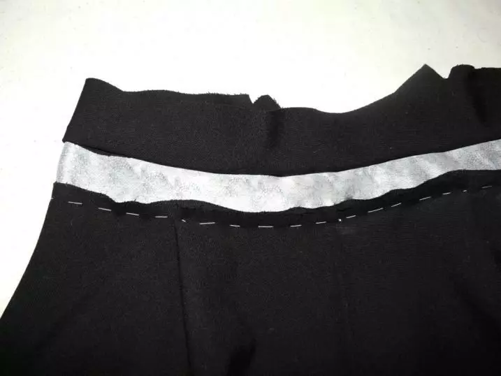 Ulo ng skirts semi-limang (conical skirt) na may isang sinturon