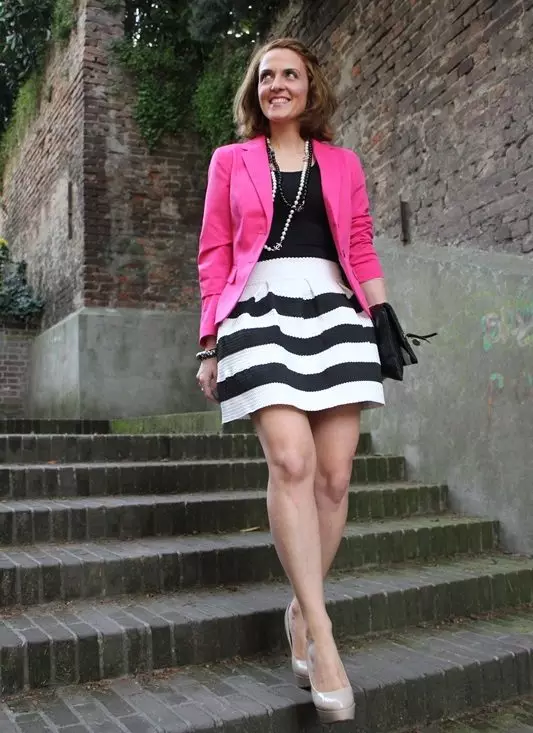 Falda rayada cónica con chaqueta de color fucsia brillante