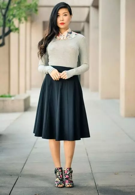 Kužeľová sukňa strednej dĺžky v kombinácii so sivou blúzkou