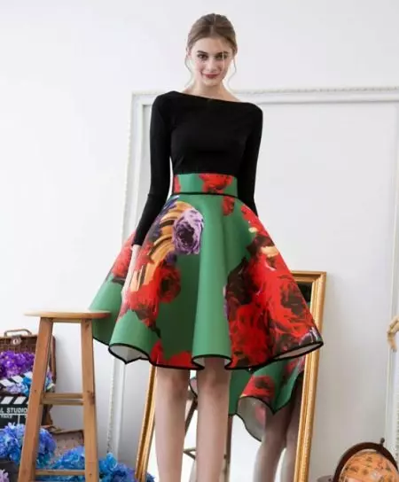 Conical skirt na may isang malaking flower print