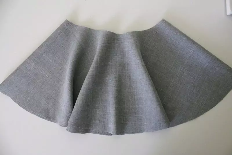 Kuweka skirt ya semifier kwenye bendi ya mpira