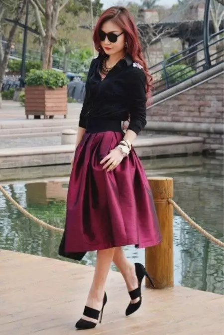 Skirt separuh tengah-tengah panjang band elastik dalam kombinasi dengan baju