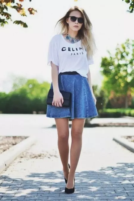 एक टी-शर्ट पर जींस स्कर्ट आधा-टी-शर्ट