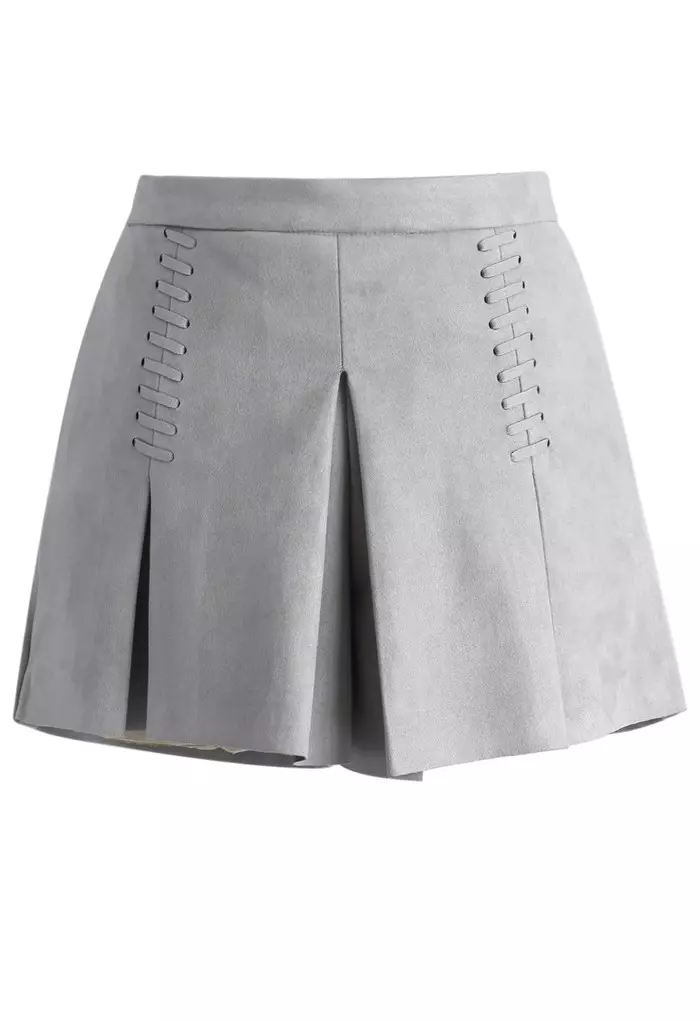 Vad du ska ha på grå shorts (35 bilder): Vilka tights passar, med vad de ska kombinera klassiska modeller på sommaren 14707_13