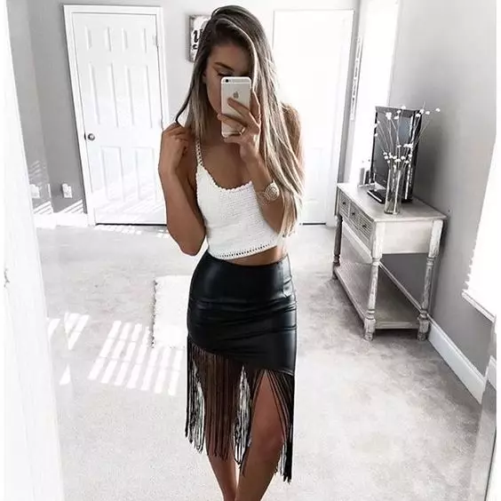 Black leather skirt na may fringe.