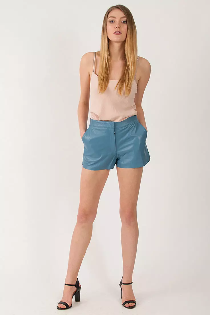 Shorts de couro (63 fotos): saias de shorts femininos e outros modelos feitos de couro e couro preto, imagens 14727_40