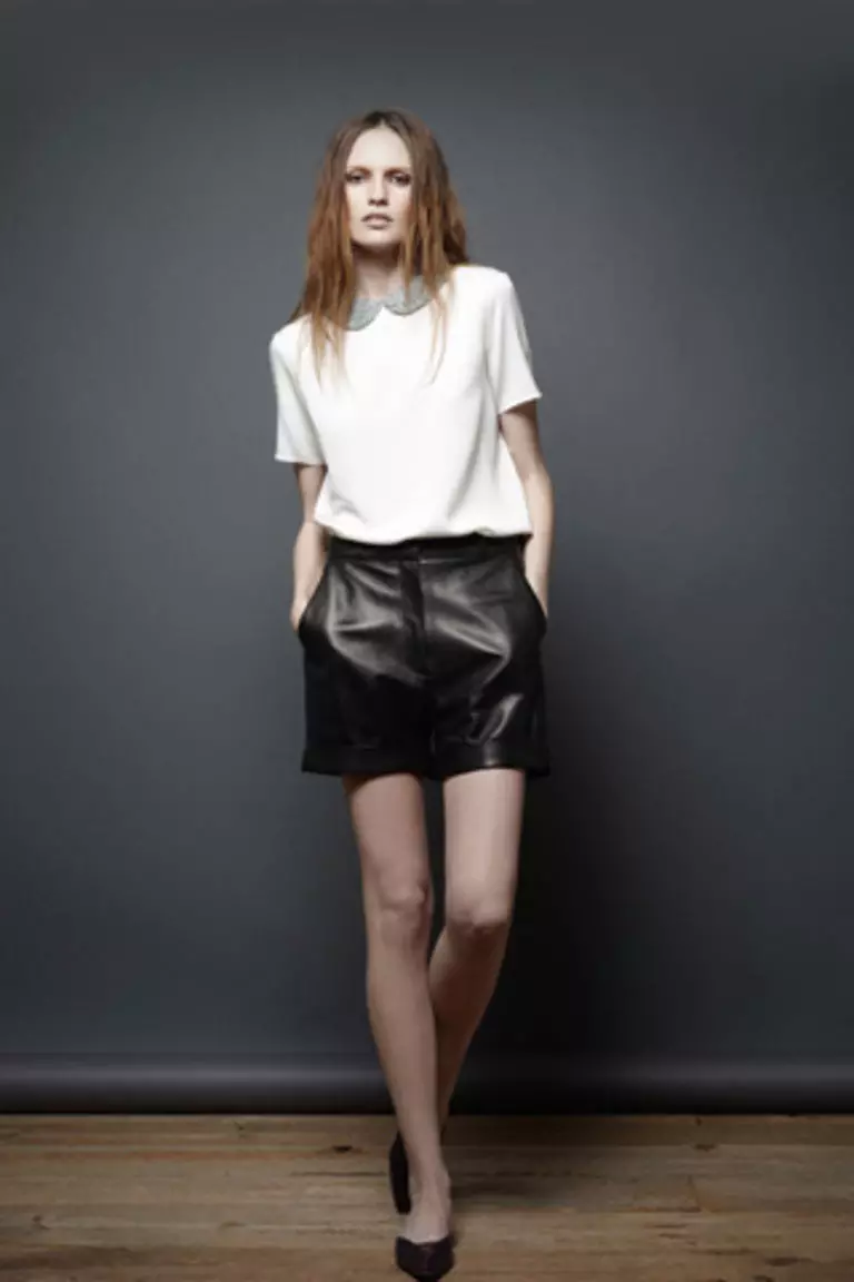 Shorts de couro (63 fotos): saias de shorts femininos e outros modelos feitos de couro e couro preto, imagens 14727_48