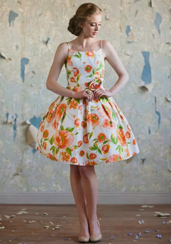 नारंगी प्रिंट के साथ पोशाक