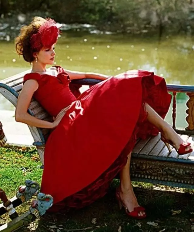 लाल शैली शैली की पोशाक