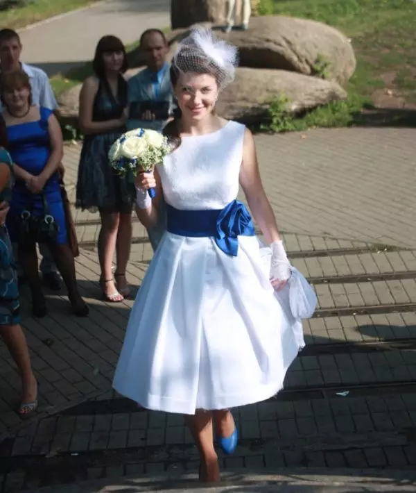 Esküvői ruha kék övvel