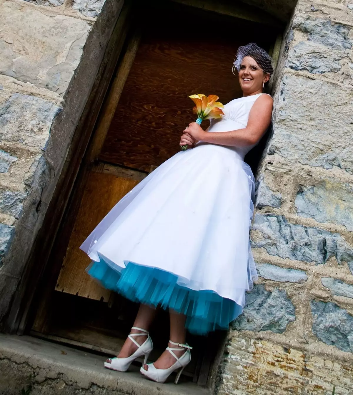 Gaun pengantin dengan pakaian biru
