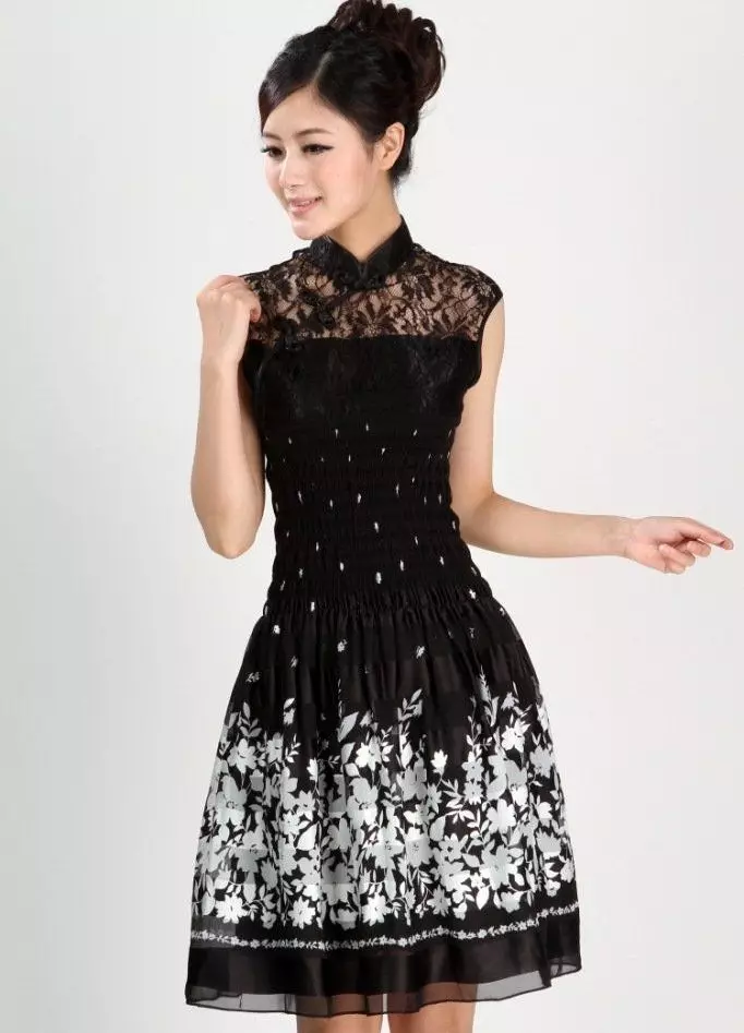 중국 스타일에서 흰 꽃과 검은 드레스